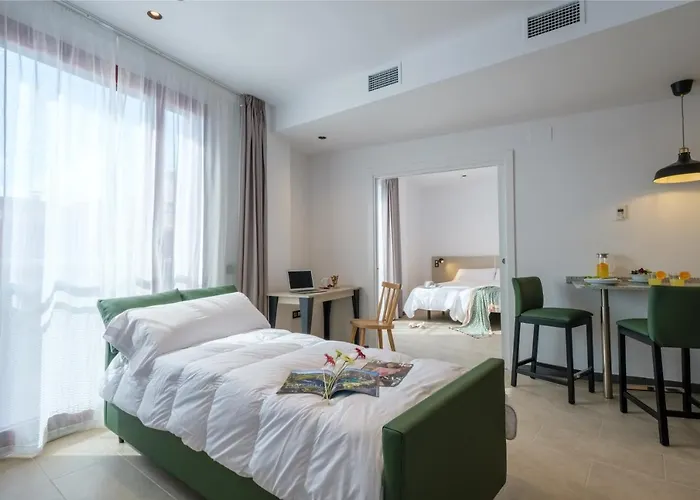 Hotel cerca del colegio: Tgna Reial 1